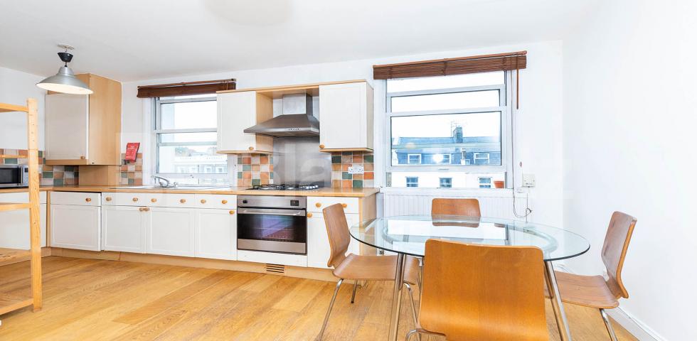 Split level three bedroom flat with modern furnishings mins to tube & shops Brecknock Road, Tufnell Park